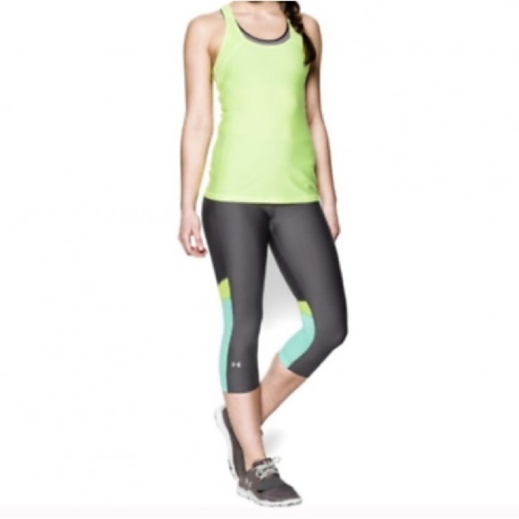 Under Armour Heat Gear compression capri legging in size Medium. I17 - Picture 9 of 9